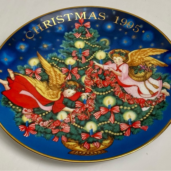 1995 Avon Christmas Plate Trimming the Tree Peggy Toole Gold Trim Collectible - Picture 2 of 15